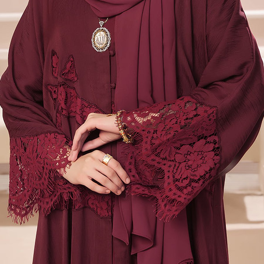 Lace sleeves · Elaya
