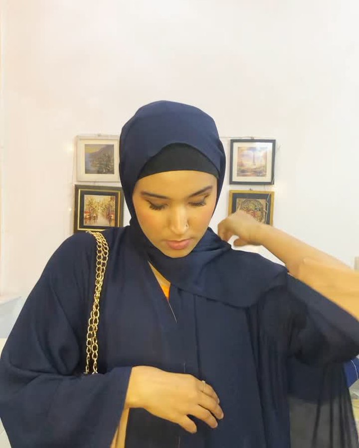 Styling a navy Zayana abaya, Instagram reel